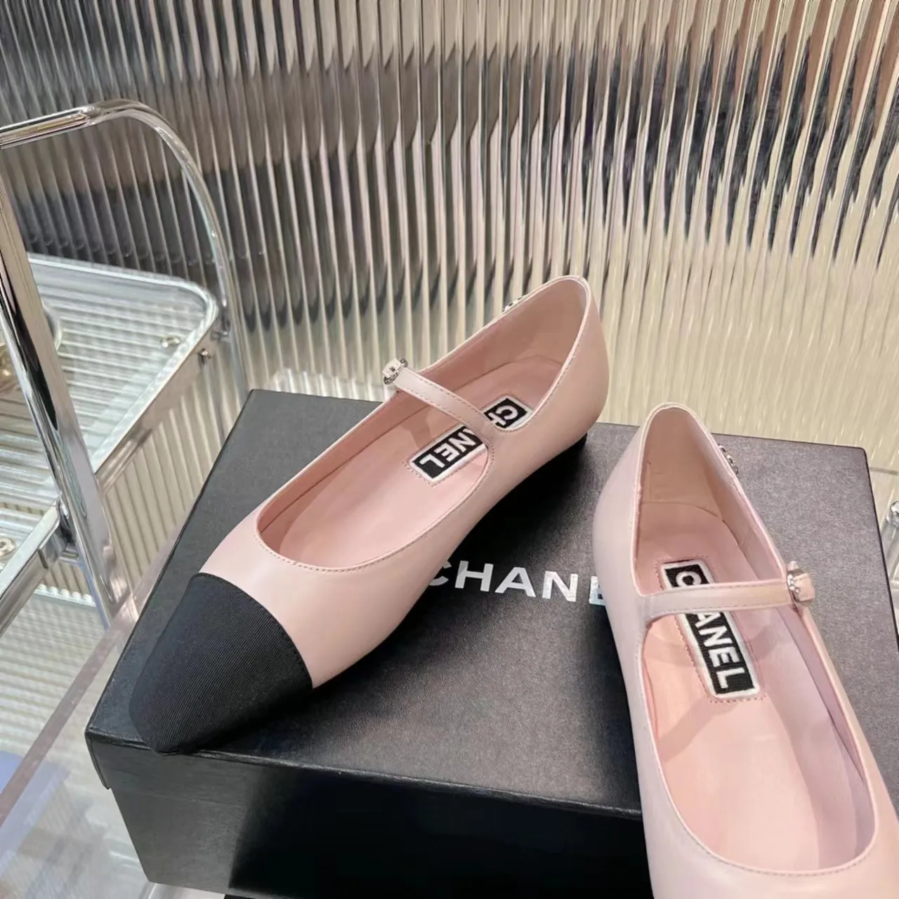 👟👟Ex-factory price 520👟👟 (Top version) CHANEL 24P early spring new trapezoidal toe high-heeled shoes, high version of one-strap, pointed square toe, color-blocked Mary Jane shoes, Xiaoxiang𝐂's two most popular shoes this year are these small silver shoes and big-toe shoes. It is difficult to find these shoes in the counter. It breaks the conventional pointed square toe design and gives people a refreshing feeling. I thought it was good-looking. Only when you put it on your feet will you know how easy it is to wear. It is really special and fashionable. The side rhinestones 𝐋𝐨𝐠𝐨 are very eye-catching. The smooth shoe shape is full of high-end feeling. I can think of countless outfits at the moment. Upper: imported cowhide/metallic film grain leather. Foot pad: sheepskin. Lining: sheepskin. Sole: Italian genuine leather outsole. Heel height: 1cm. Color: white/silver/black/pink. 4 colors size: 35-40 (41 made to order, non-refundable and non-exchangeable)